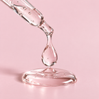 Gota de líquido transparente cayendo de un gotero