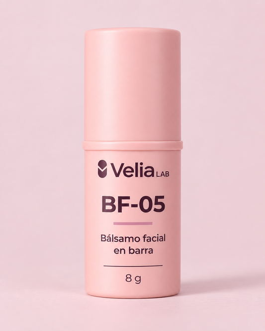 Bálsamo sérum facial BF-05 VeliaLab sobre fondo rosa pálido